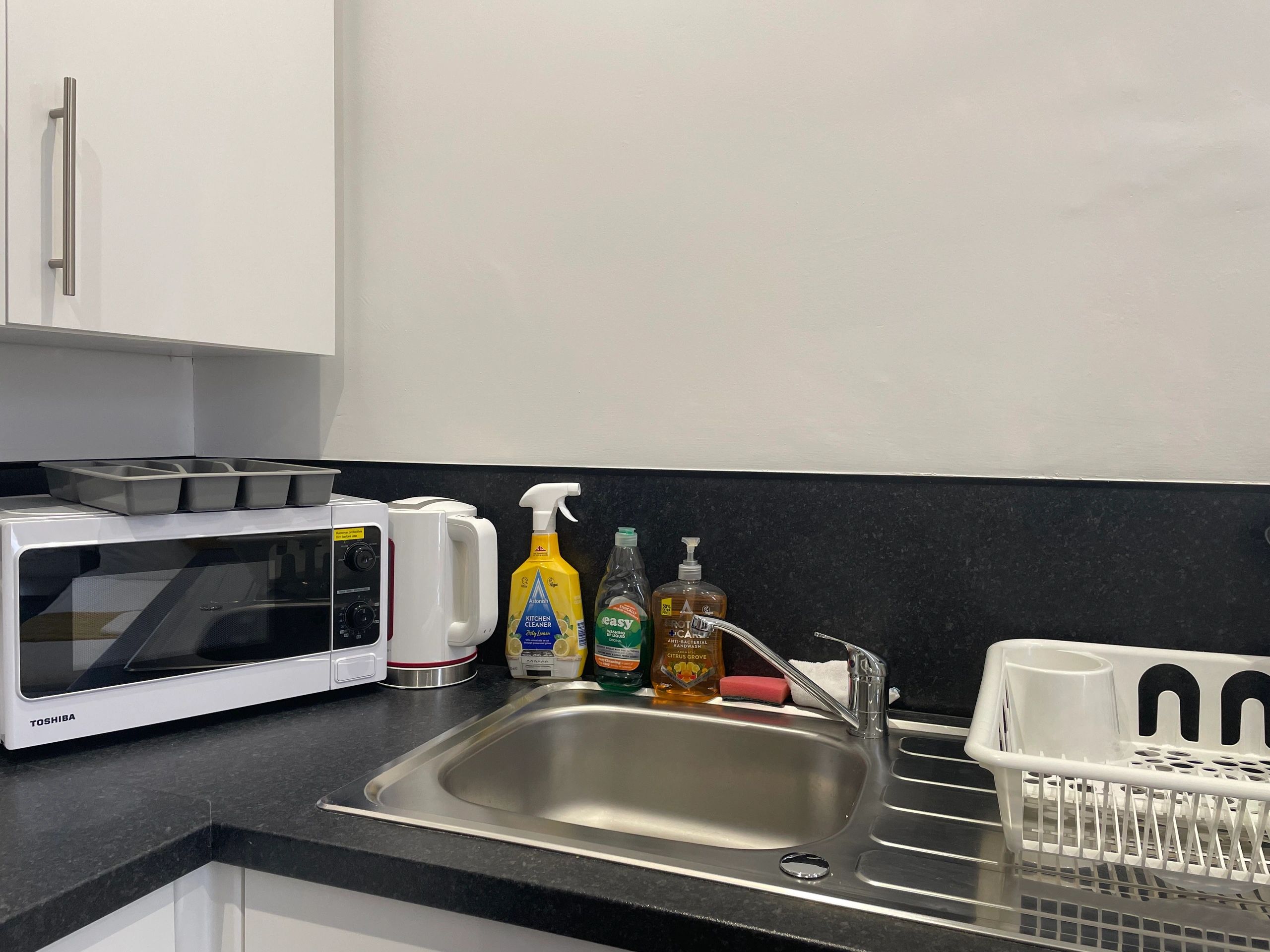 Kitchen and breakfast facilities at Station House Plymouth