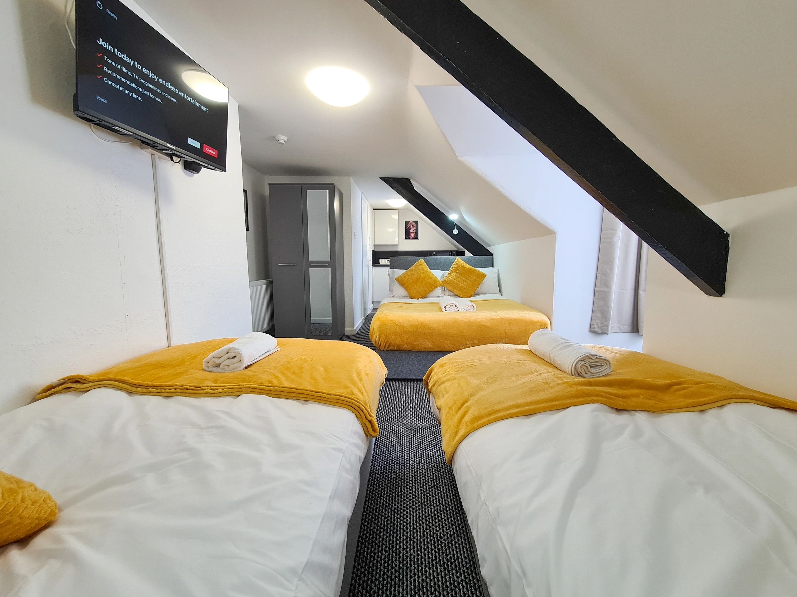 Room 8 — The Amber